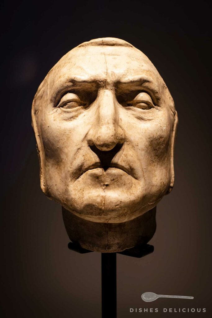 Steinskulptur von Dante Alighieris Gesicht.