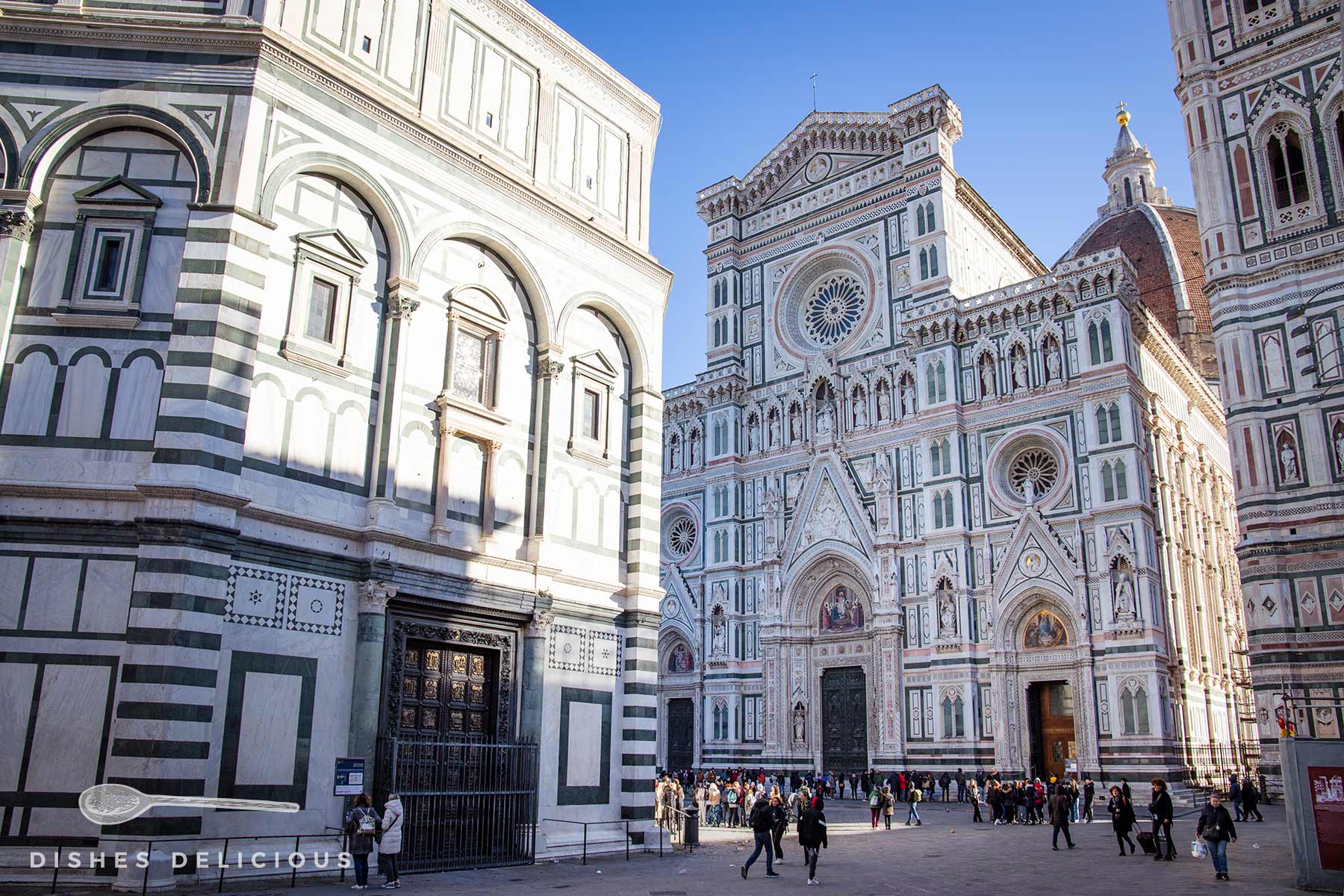 Drei Sehenswürdigkeiten auf einmal: Dom, Glockenturm und Baptisterium in Florenz.