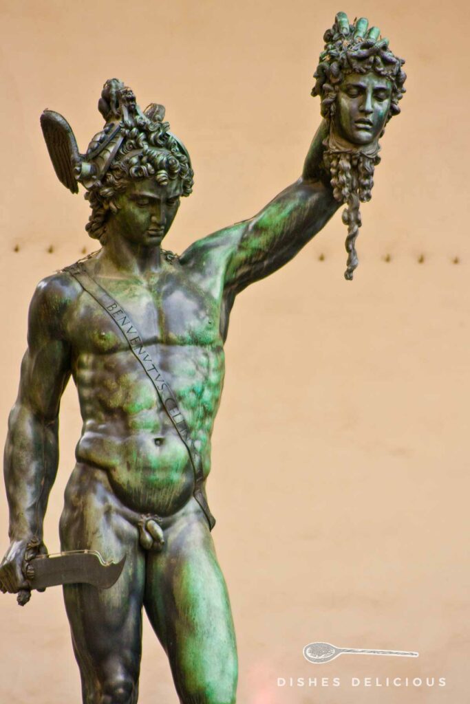 Eine Statue von Perseus hält den abgeschlagenen Kopf der Medusa.