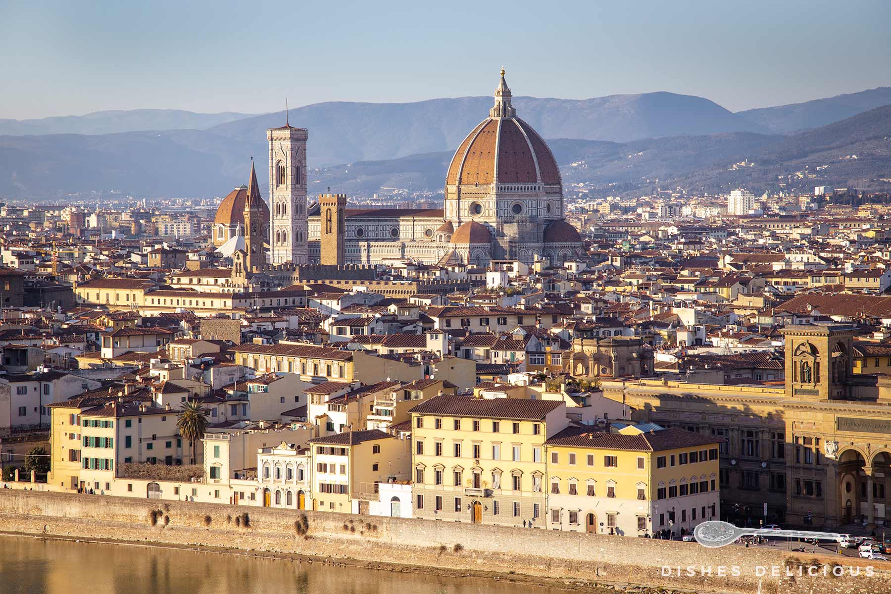 Sightseeing aus der Ferne: Panorama der Altstadt von Florenz mit dem Dom.