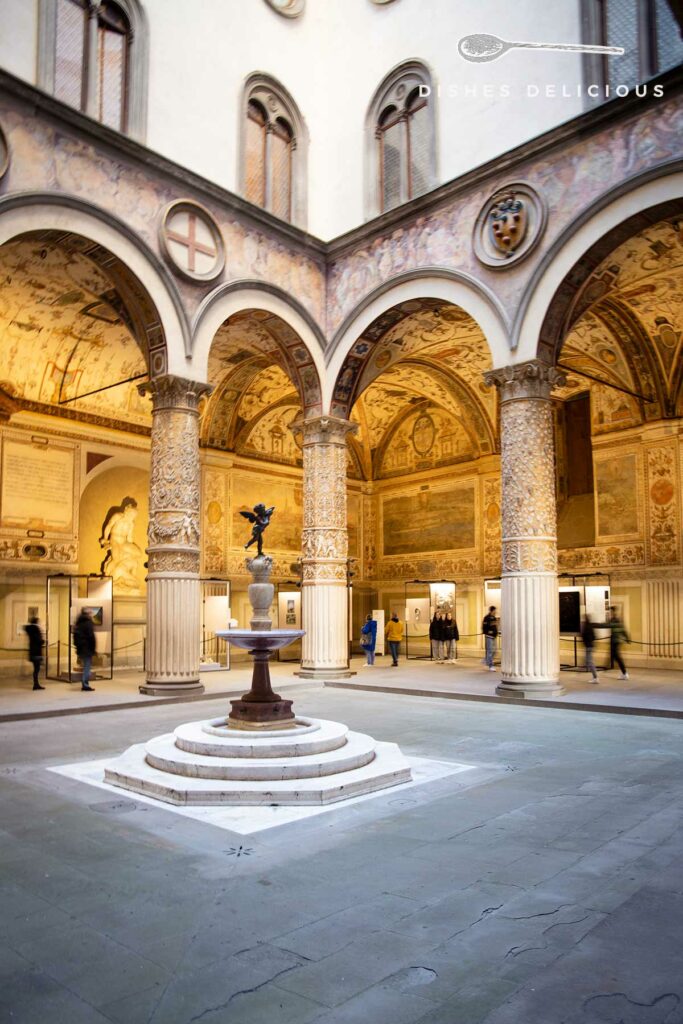 Säulengetragener Innenhof des Palazzo Vecchio mit Brunnen in der Mitte.