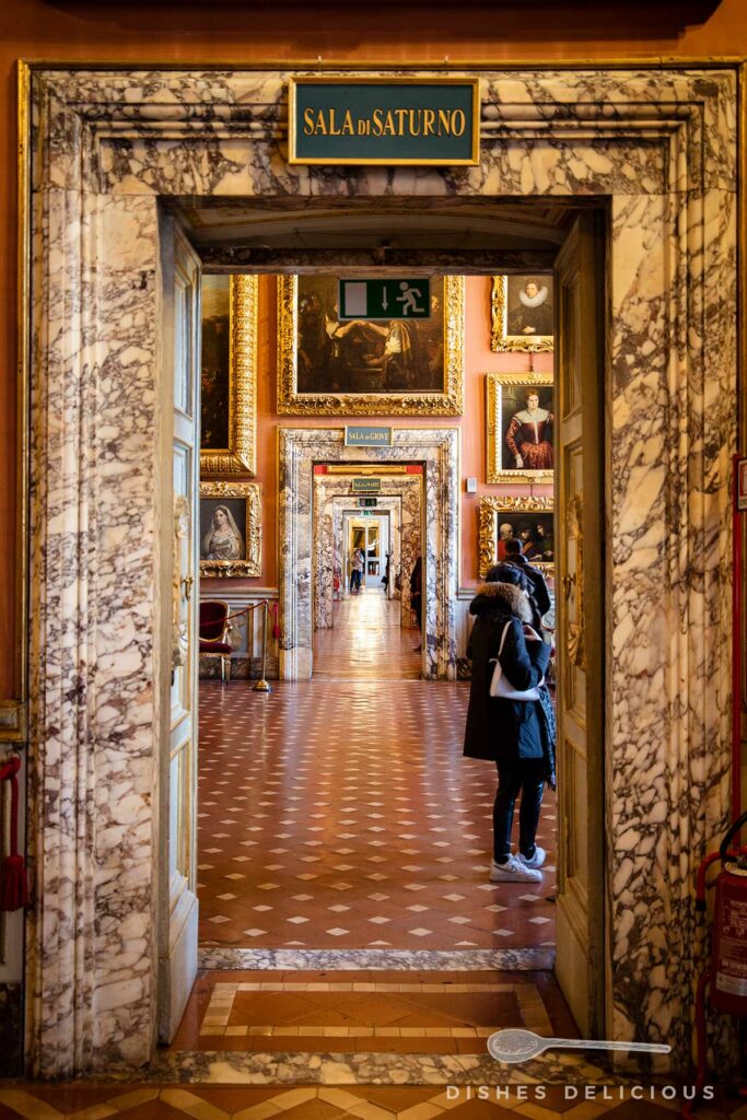 Aufnahme eines Gangs von edlen Marmortüren, die jeweils in den nächsten Gemäldesaal des Palazzo Pitti führen.