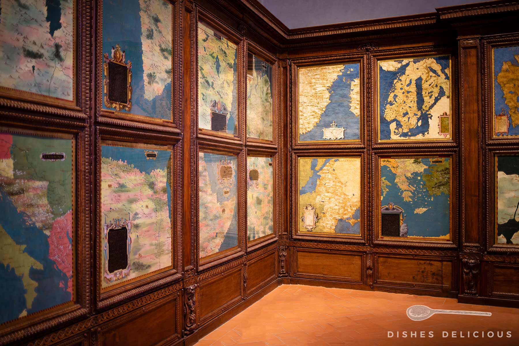 Ein Saal mit eingerahmten alten Landkarten.