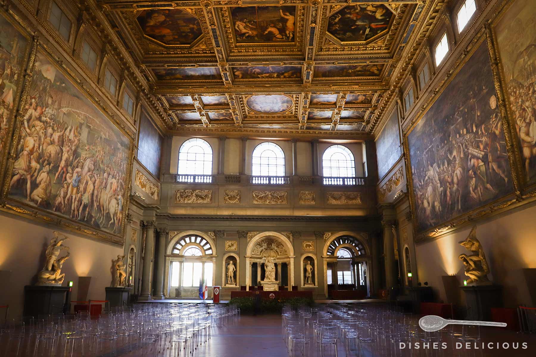 Saal der 500 - ein großer Saal, der mit riesigen Gemälden an Wänden und Decke bestückt ist.