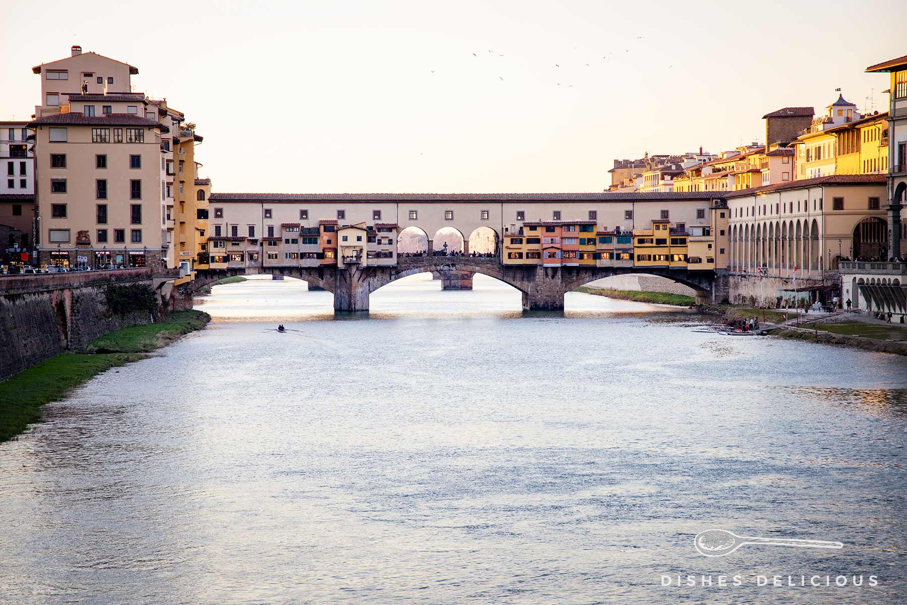 Bekannte Sehenswürdigkeit: Die Ponte Vecchio in Florenz und der Fluss Arno.