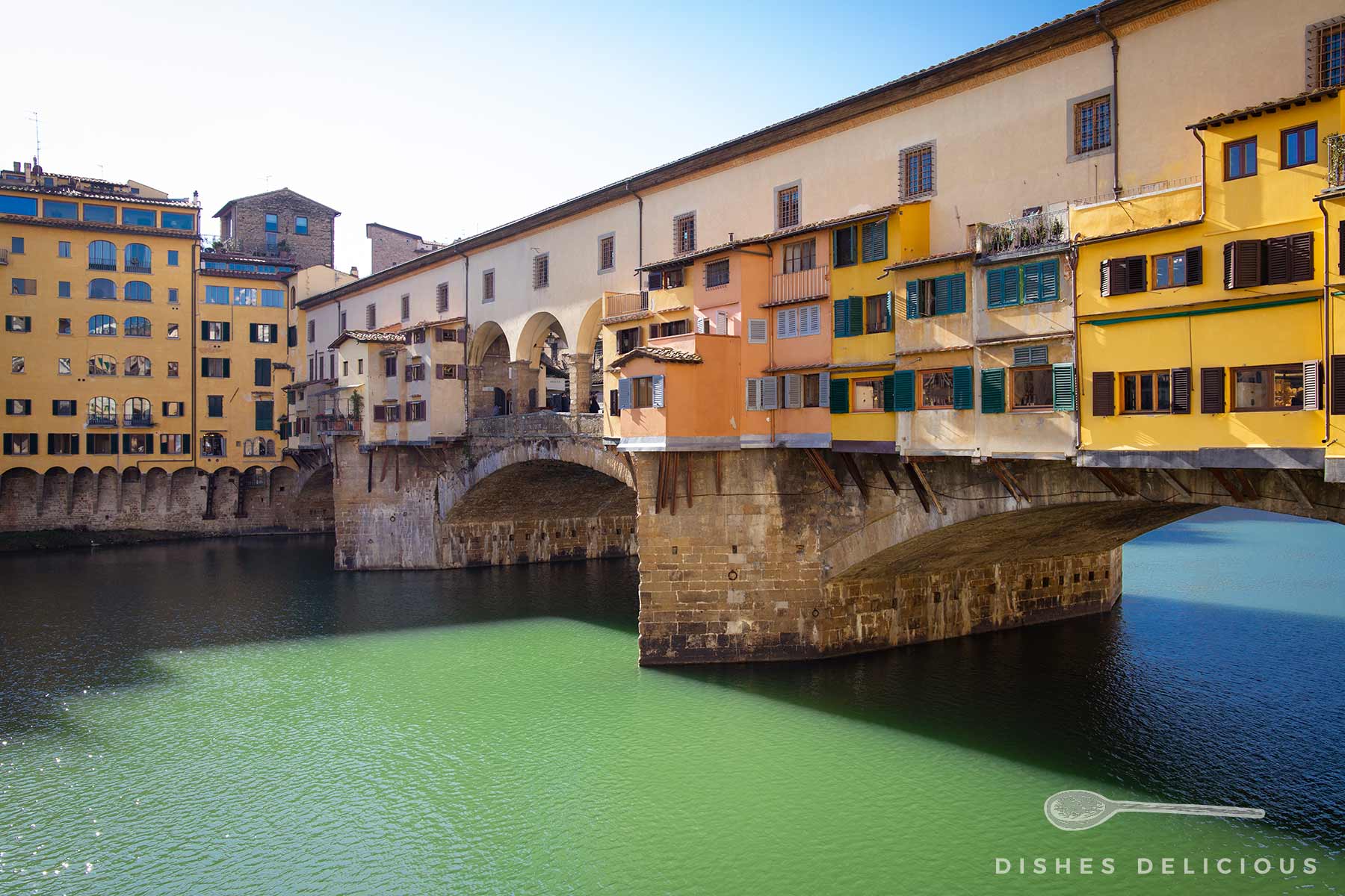 Die Ponte Vecchio mit ihren angebauten Häuschen am Fluß Arno - eine der zentralen Sehenswürdigkeiten von Florenz.