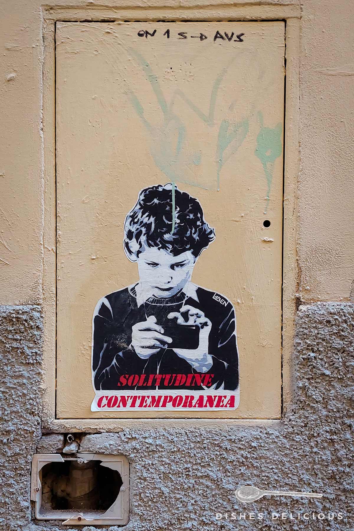 Street Art von Laben in Florenz: Ein Kind schaut gebannt auf ein Smartphone.
