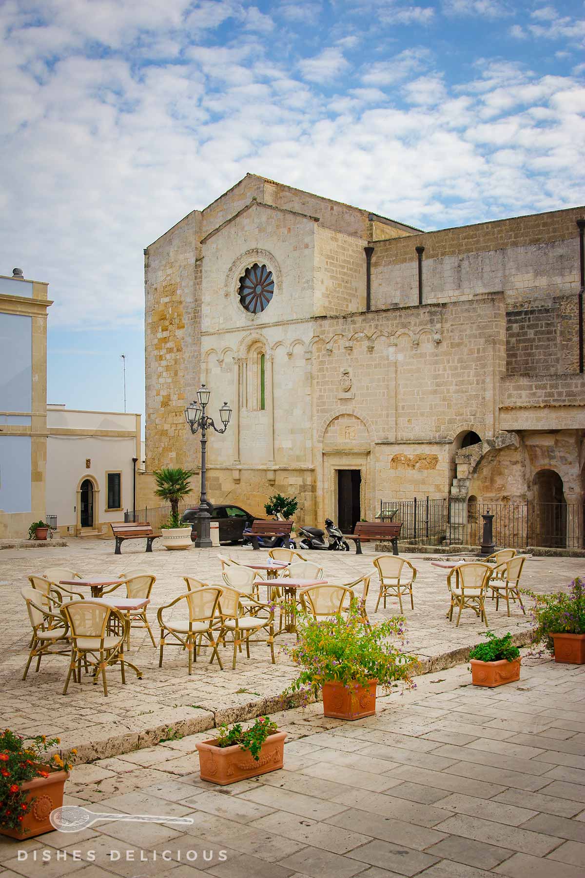 Die Kirche Maria SS Annunziata, auf der Piazza davor hat ein Café Stühle aufgestellt.