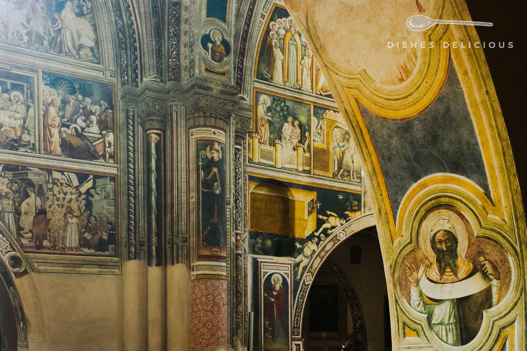Mit Fresken von Heiligen bemalte Säulen und Wände in der Basilica Santa Caterina di Alessandria in Galatina.