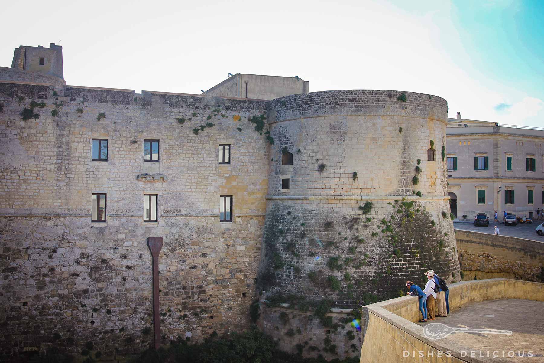 Aragonier-Burg in Otranto. Touristen blicken auf das Castello.