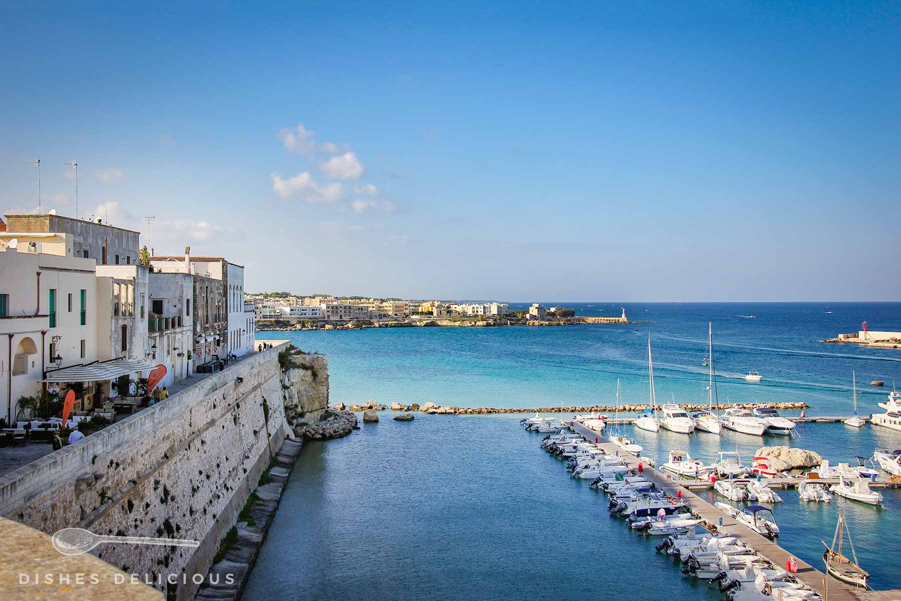 Die Bucht von Otranto: Altstadt und Yacht-Hafen.