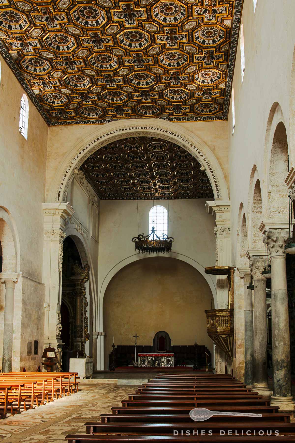 Hauptschiff der Kathedrale von Otranto mit prunkvoller Kassettendecke und filigranen Mosaiken.