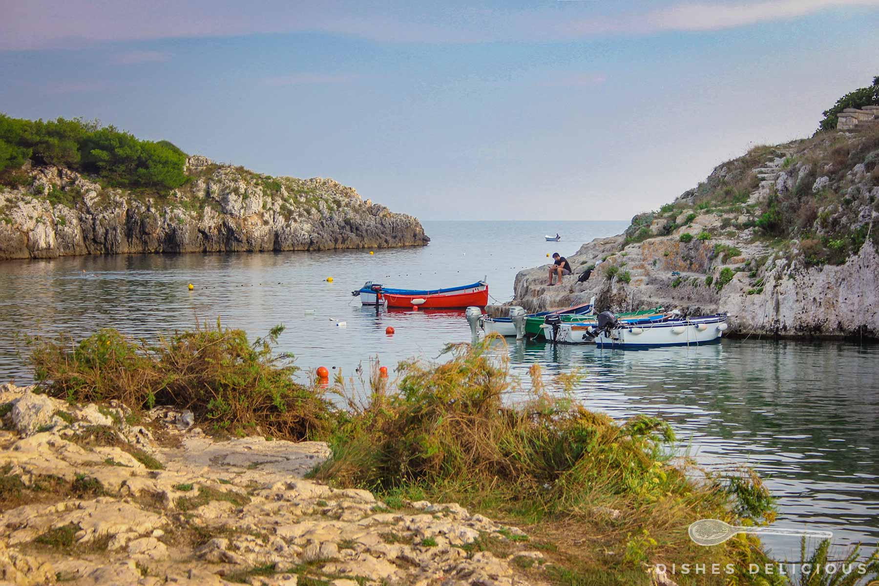 Apulisches Fjord Porto Badisco - ruhige See und vertaute Mini-Boote.