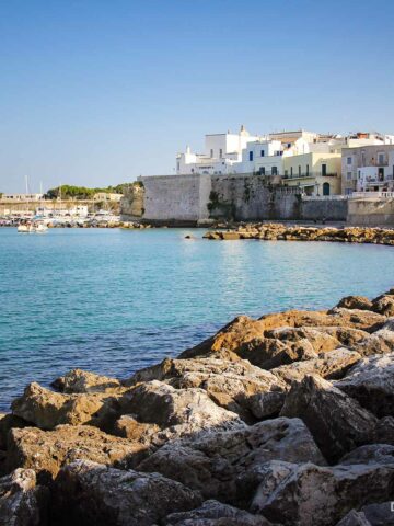 Die Bucht von Otranto mit der Altstadt und dem Hafen.