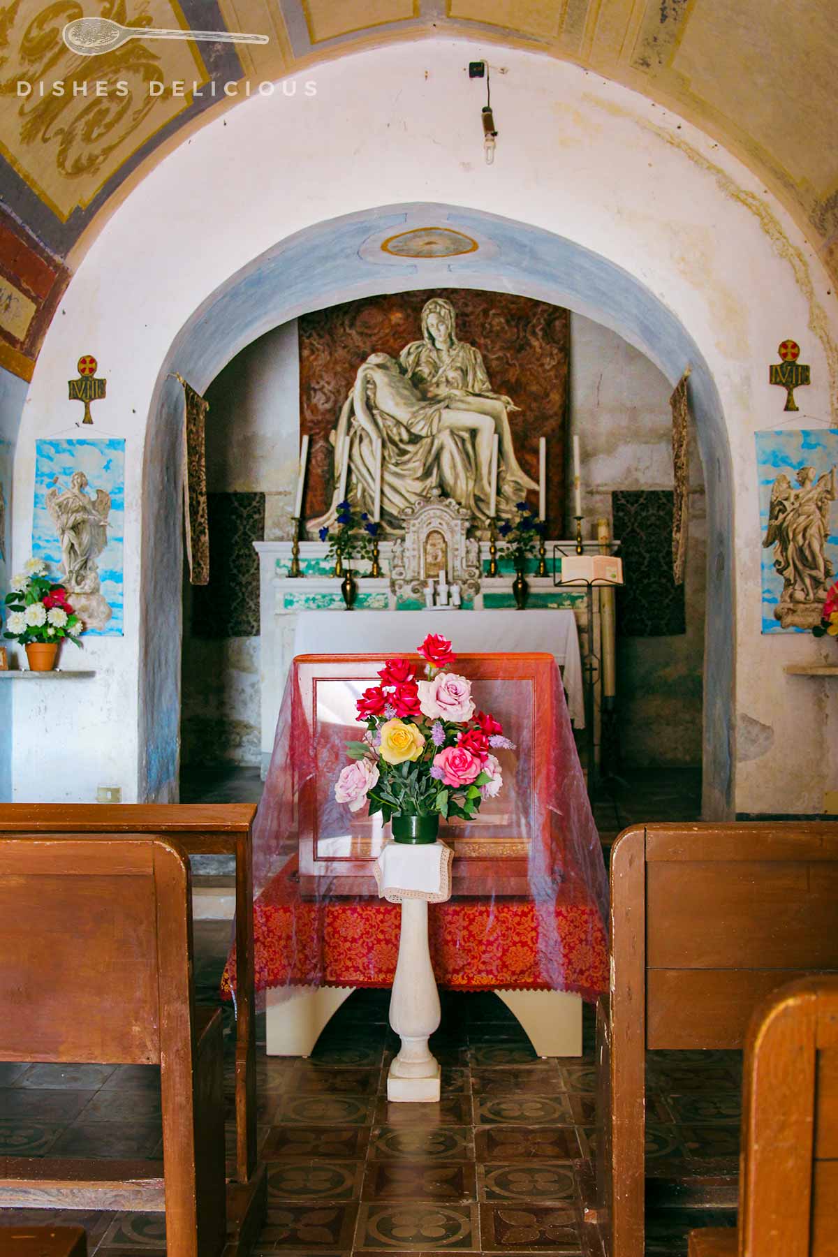 Blick in die kleine Kapelle der Mutterkirche mit einem winzigen Altar.