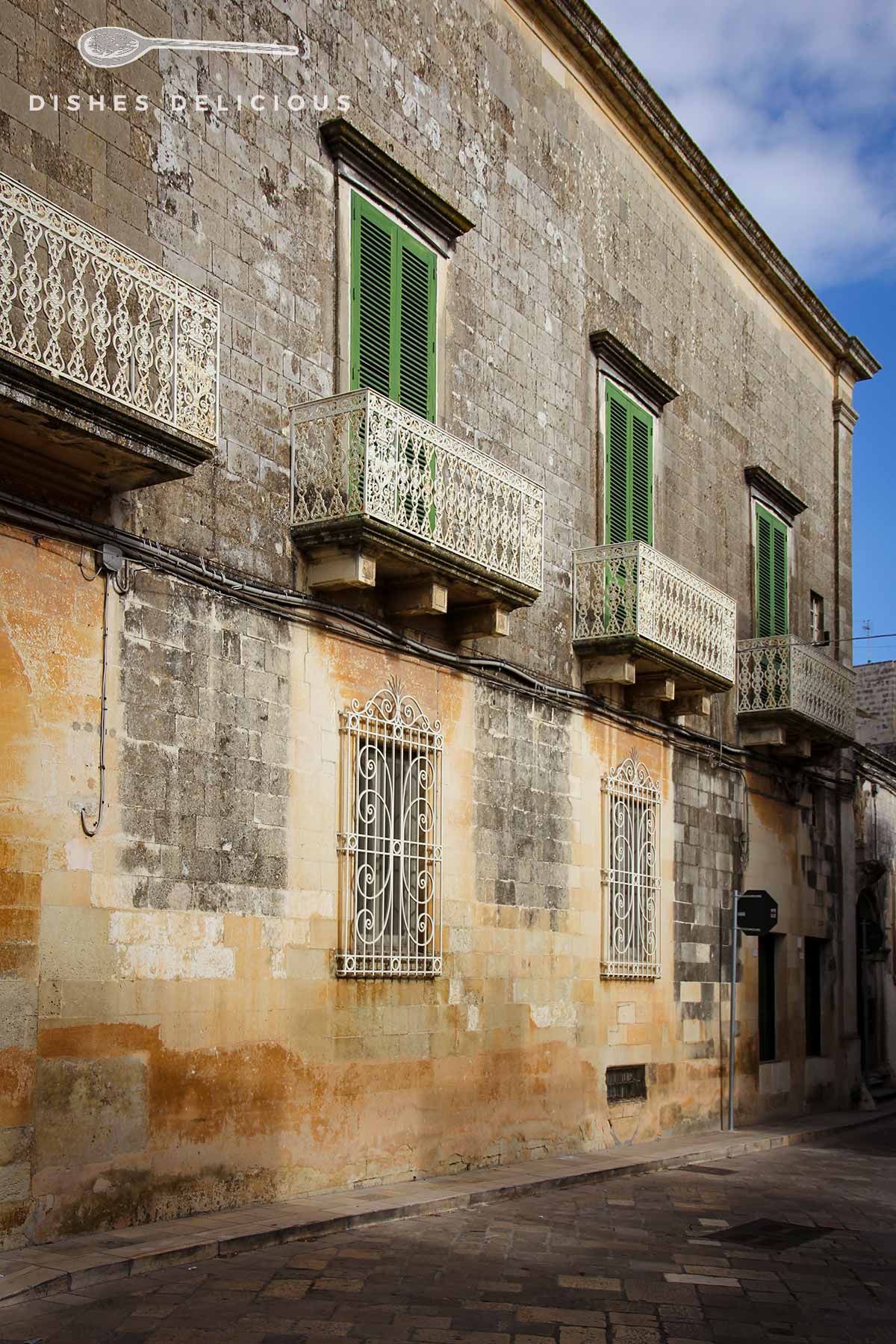 Fassade eines Palazzo mit Balkonen in Maglie.