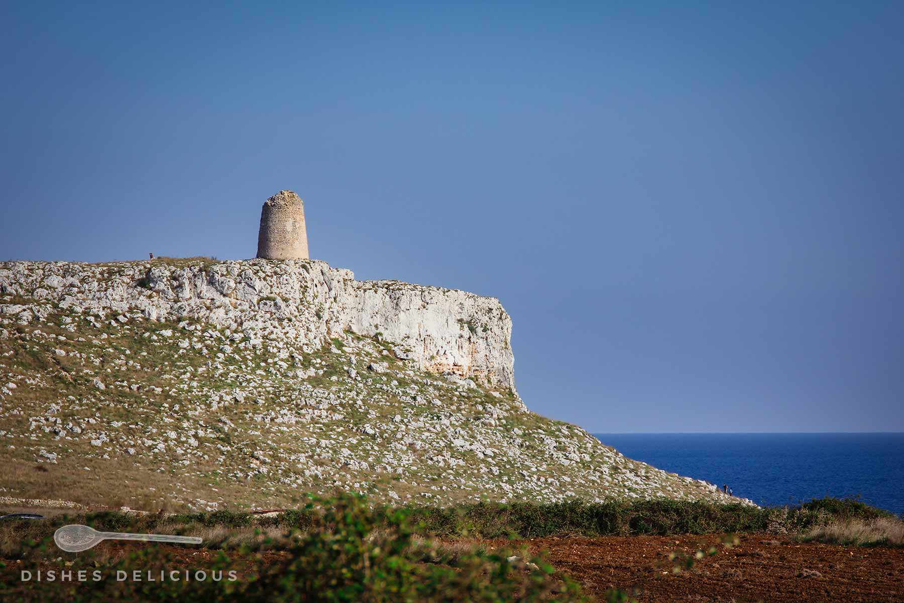 Ein alter, halb verfallener Wachturm auf einem karstigen Felsen am Meer zwischen Otranto und Porto Badisco.