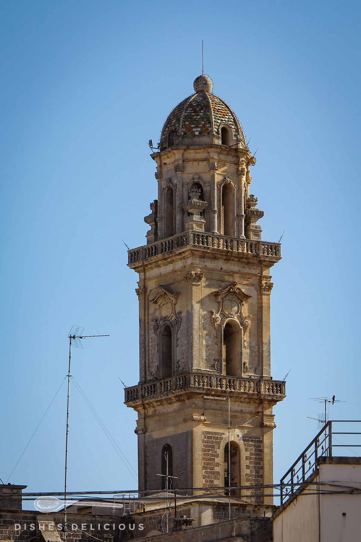 Glockenturm mit Majolikakuppel in Sternatia.