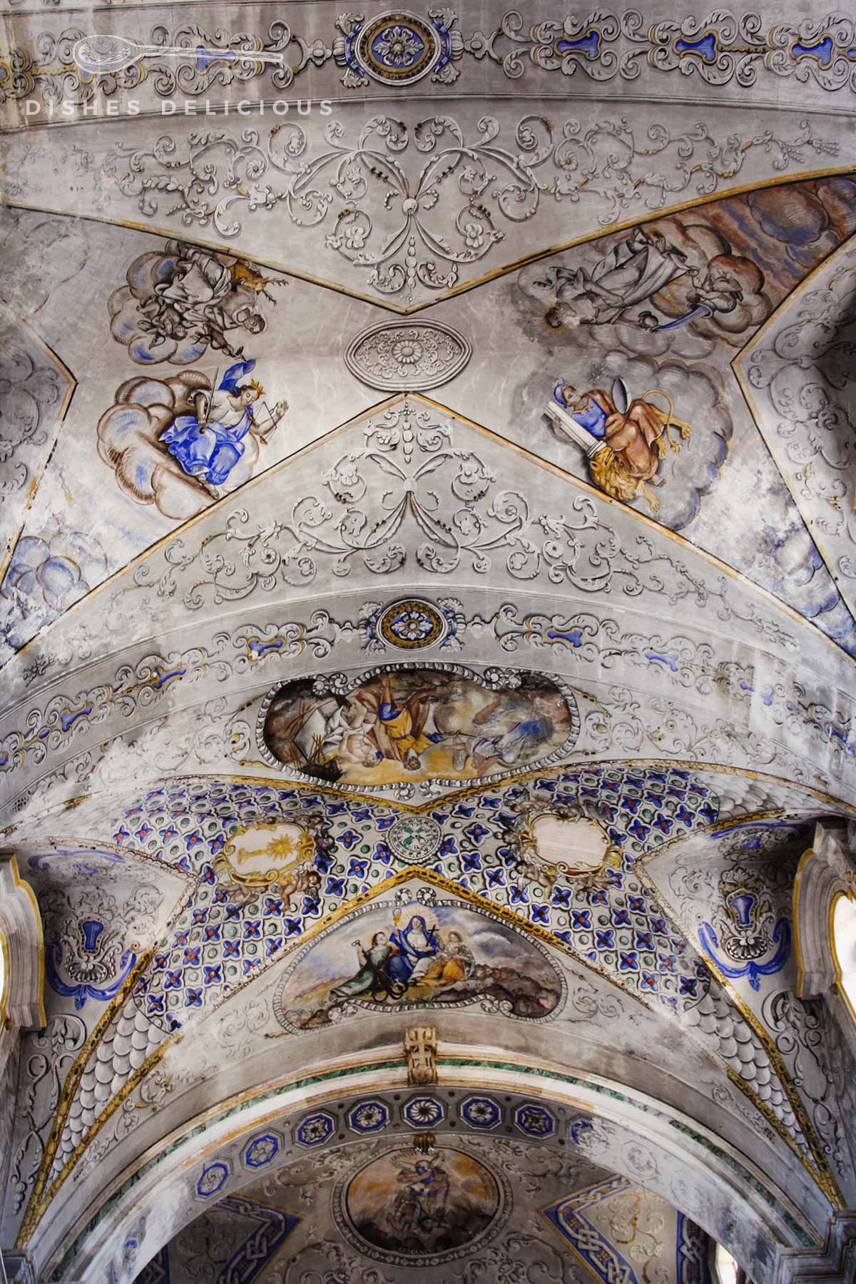 Verschnörkelte Verzierungen und Stuck an der Decke der Chiesa di Santa Maria Assunta in Sternatia.