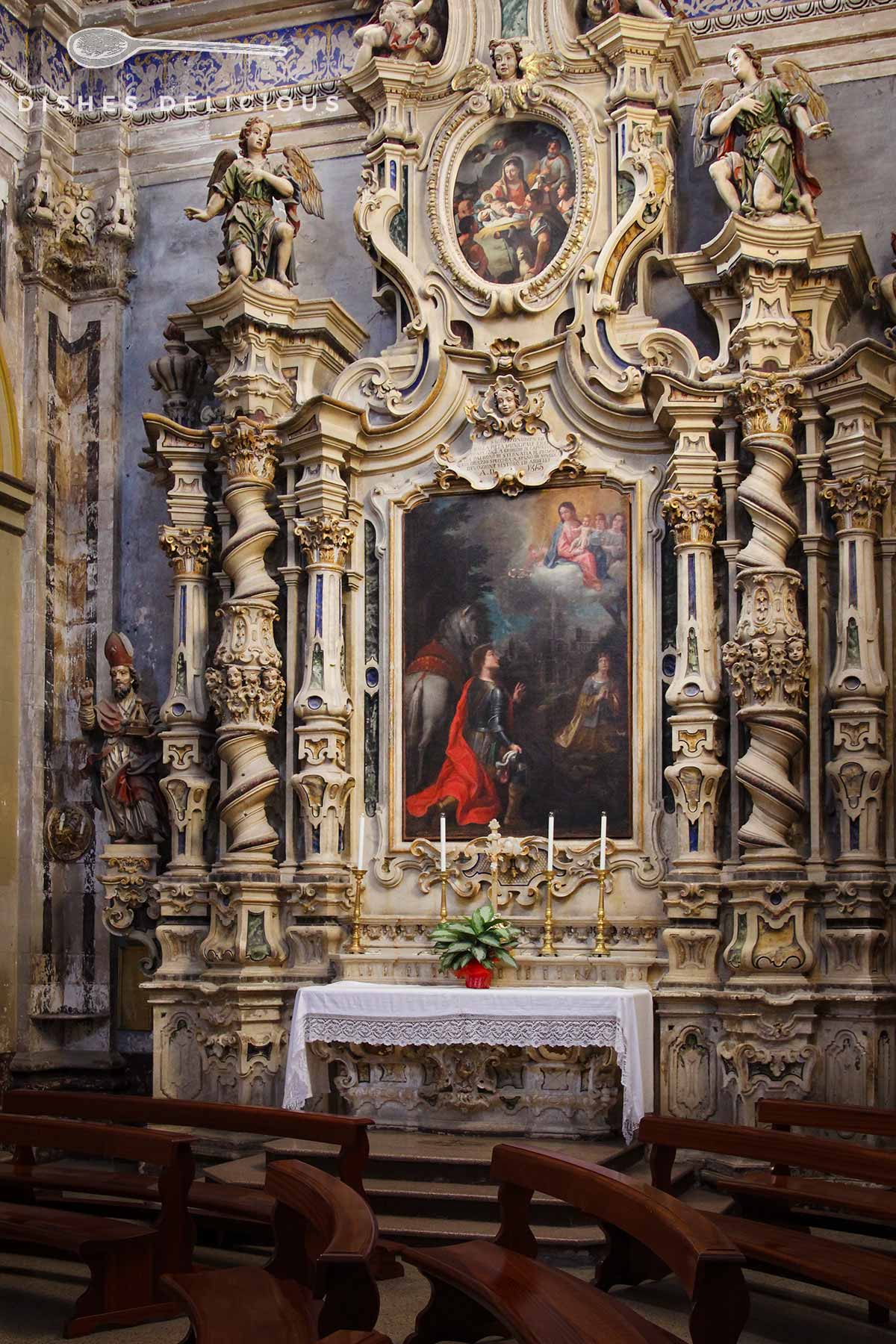 Barockaltar in der Chiesa di Santa Maria Assunta: die Verzierungen sind dick aufgetragen.