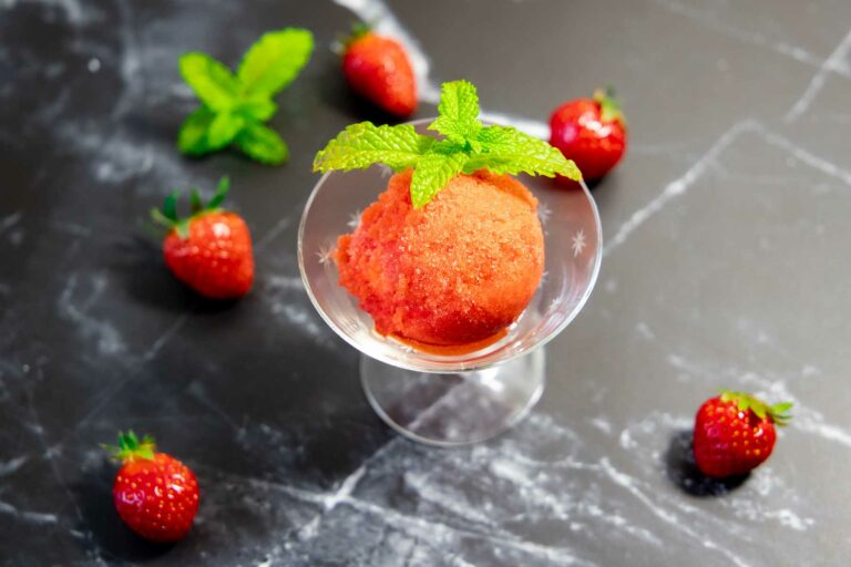 Erfrischendes Erdbeer-Sorbet – ein schnelles Sommer-Rezept