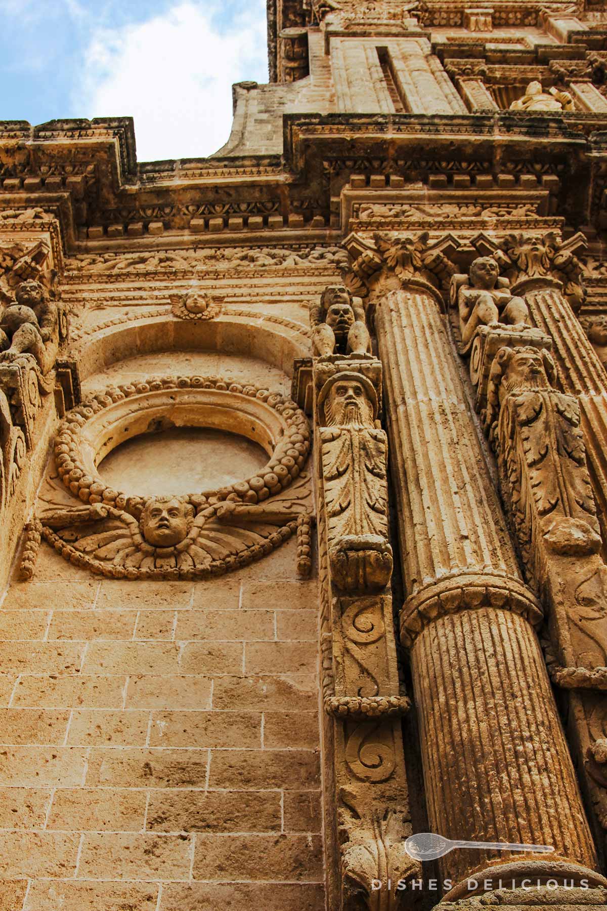 Säulen, Gesichter, Muster: Stein-Verzierungen an der Fassade der Kirche San Domenico in Nardò.