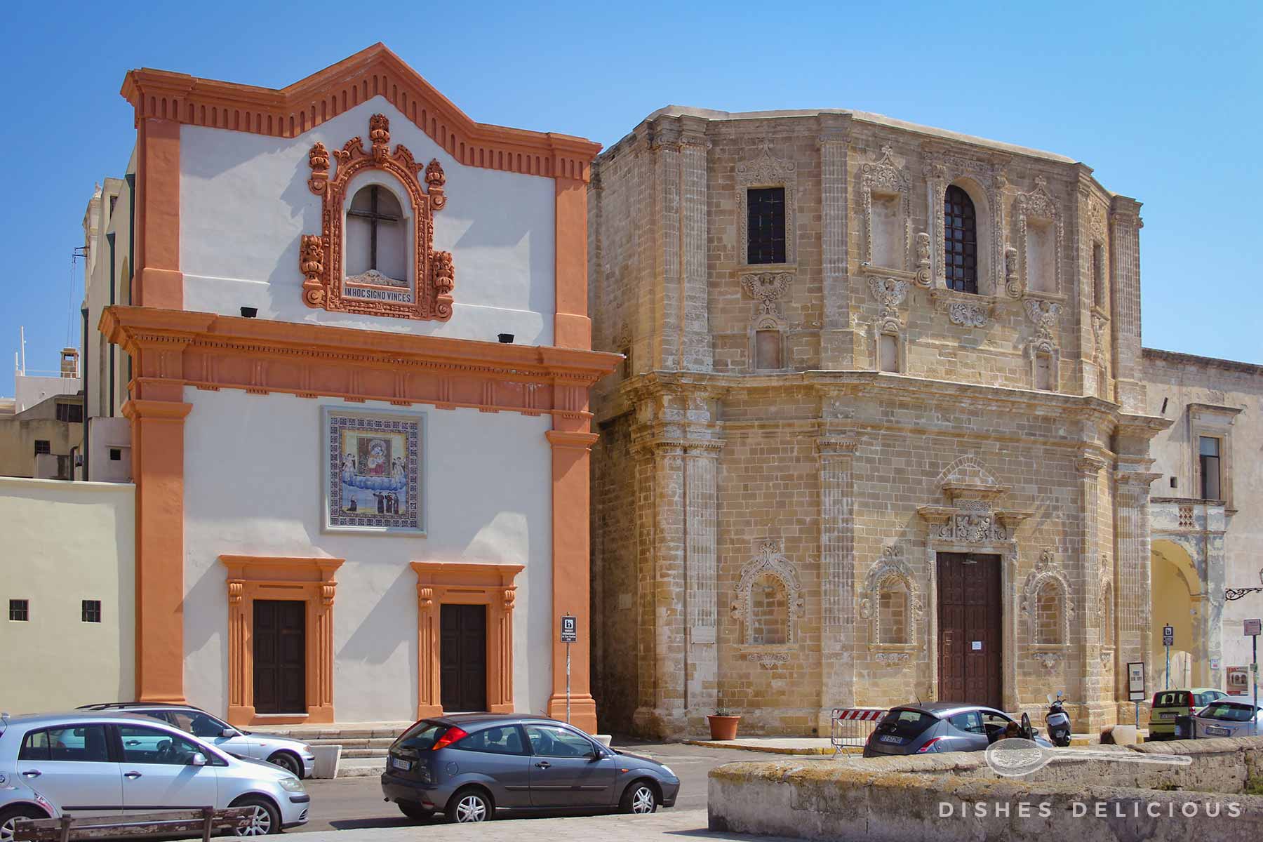 Zwei Kirchen in völlig unterschiedlicher Bauweise stehen am Altstadtring von Gallipoli nebeneinander.