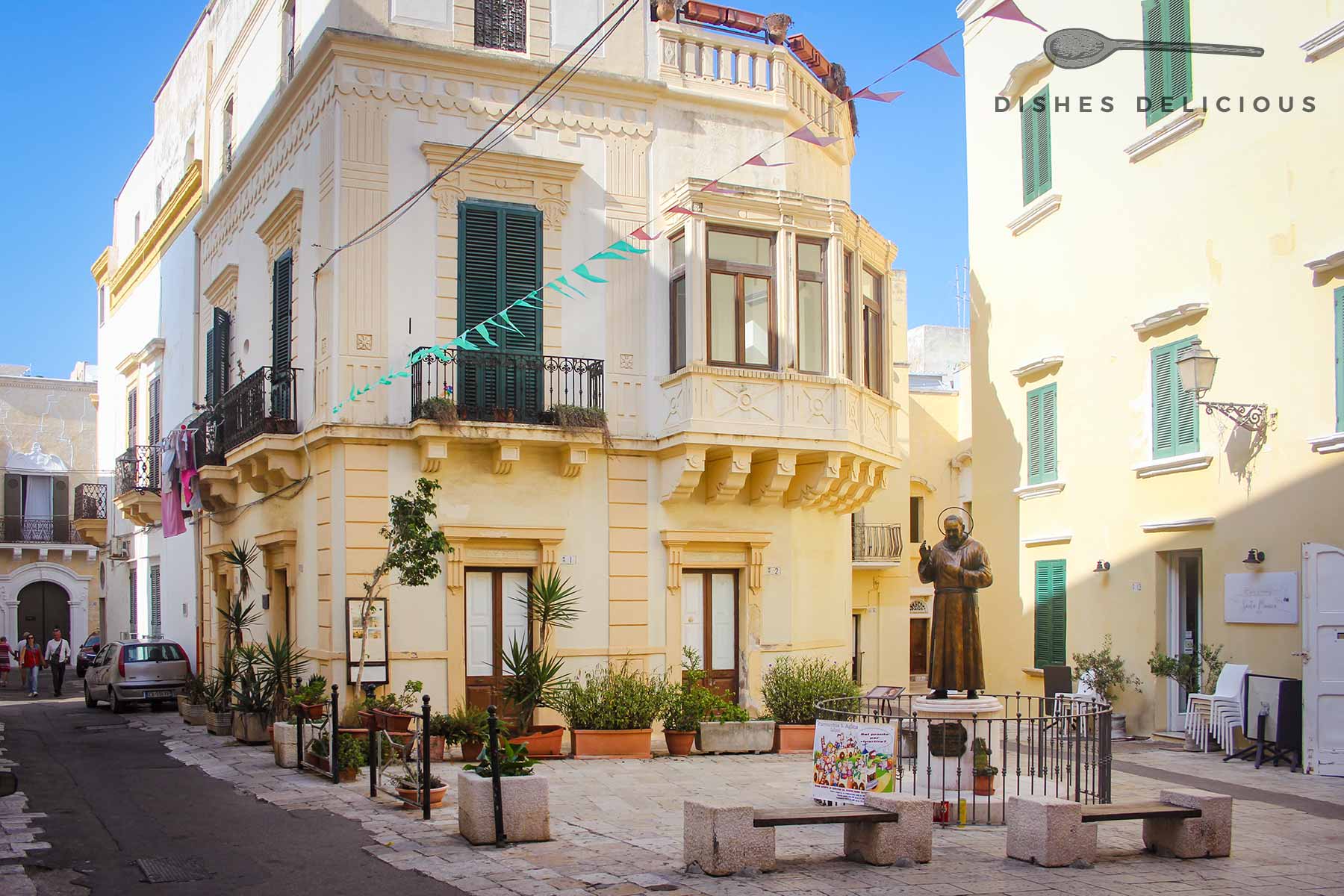 Ein schmucker Palazzo an der Piazza de Amicis in Gallipoli, davor steht eine kleine Statue von Padre Pio.