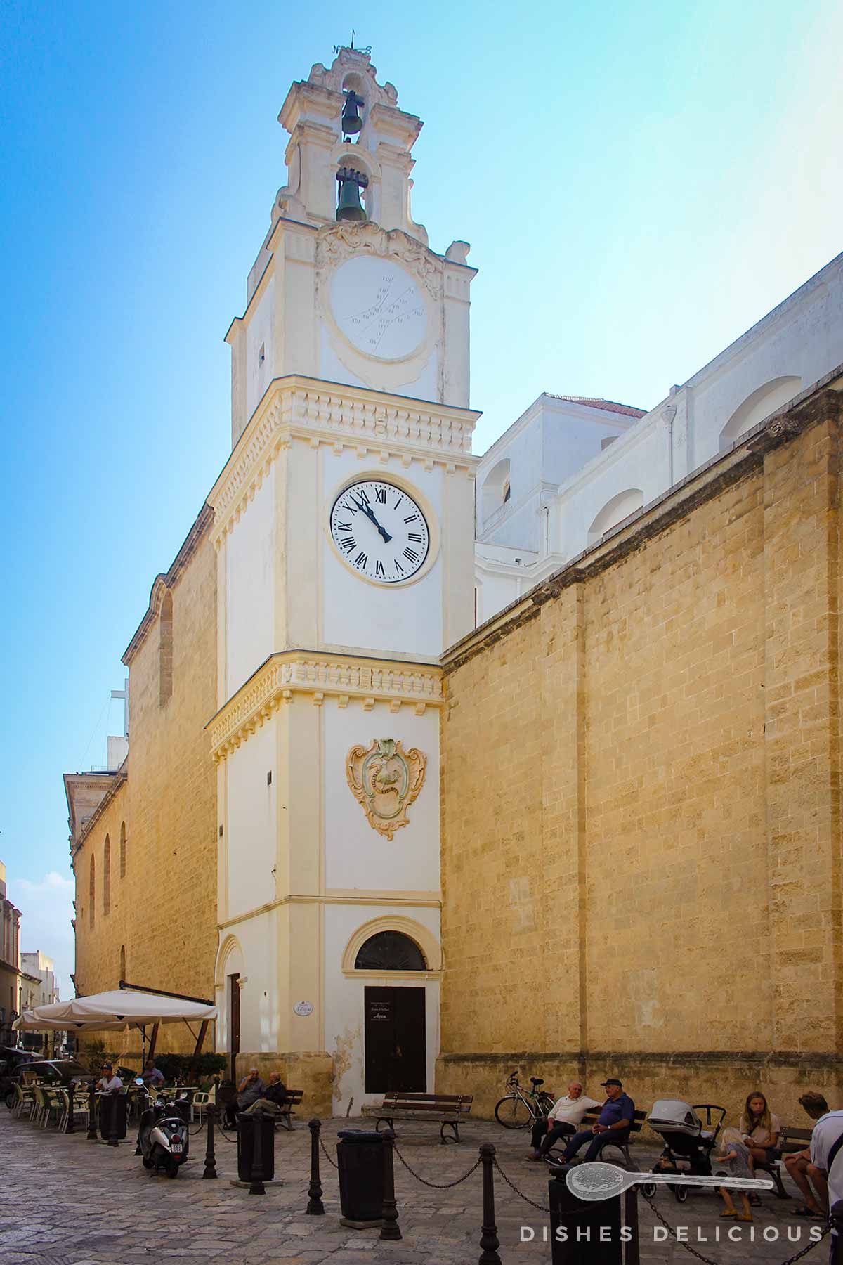 Santa-Agata-Kathedrale: der Glockenturm sticht aus der schmucklosen Seitenfassade hervor.