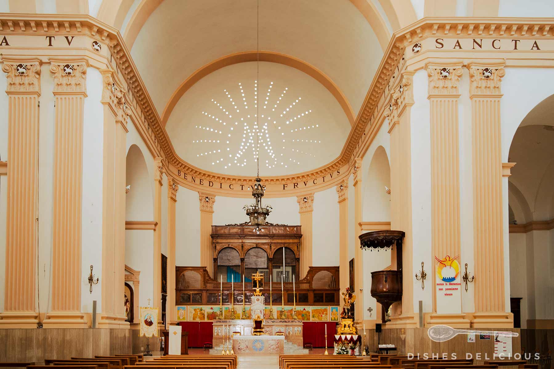 Der recht strenge Innenraum und Altar des Doms von Massafra, der nur wenig verziert ist.