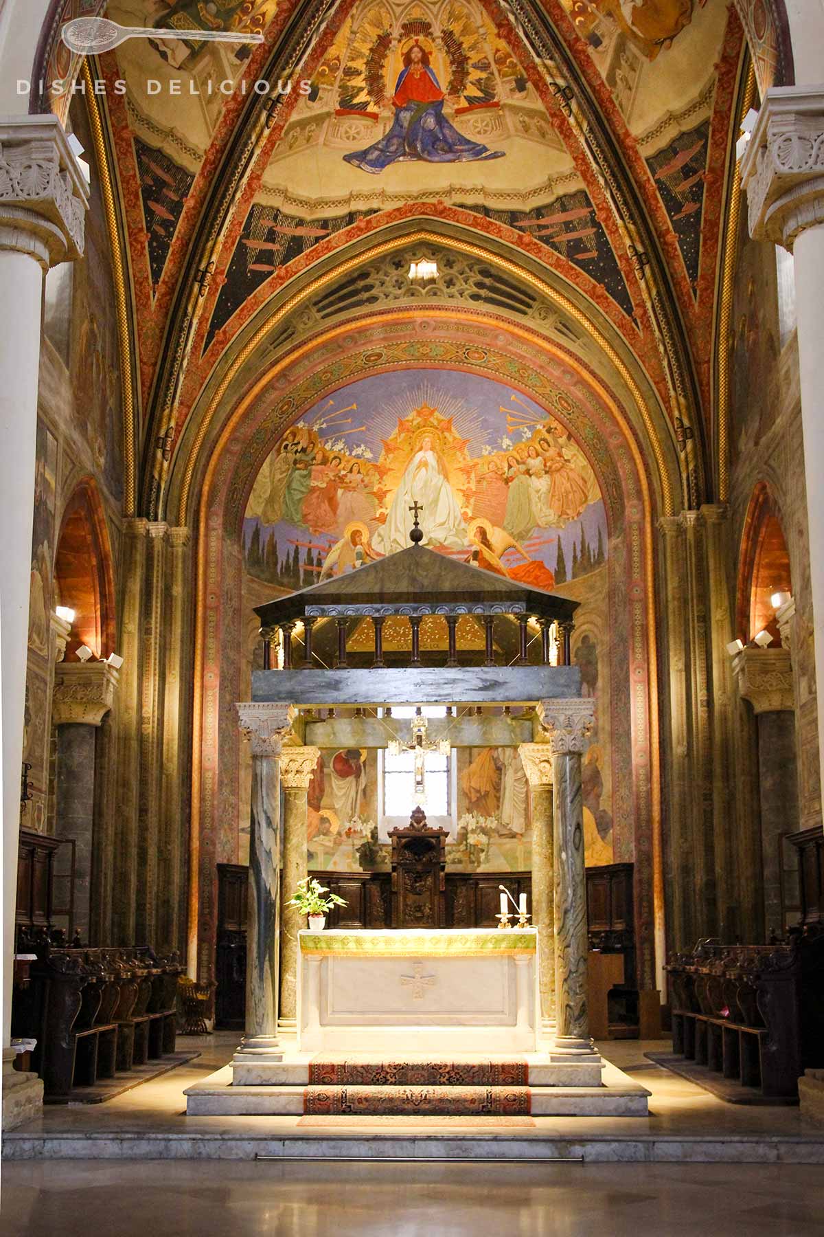 Hauptaltar im Dom von Nardò mit einer säulengetragenen Kuppel. Im Hintergrund christliche Fresken.