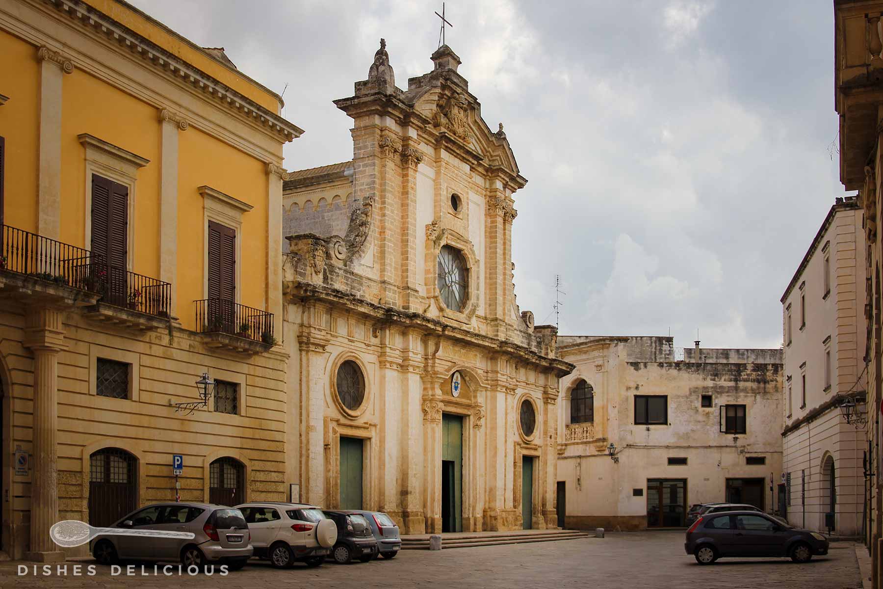 Der Barockdom Santa Maria Assunta in Nardò, Autos parken auf dem Domplatz.