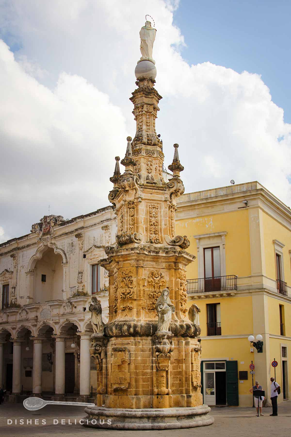 Üppig barockverzierte Immacolata-Statue auf der zentralen Piazza von Nardò.