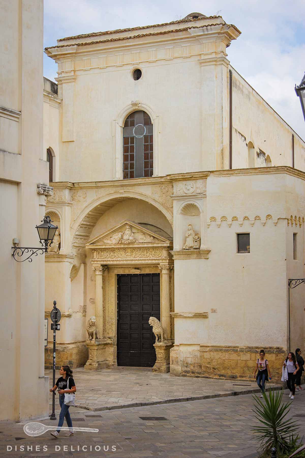 Unauffällige Karmelitenkirche, die aber mit einem schönen Portal besticht. Zwei Löwen aus Stein wachen neben dem Eingang.
