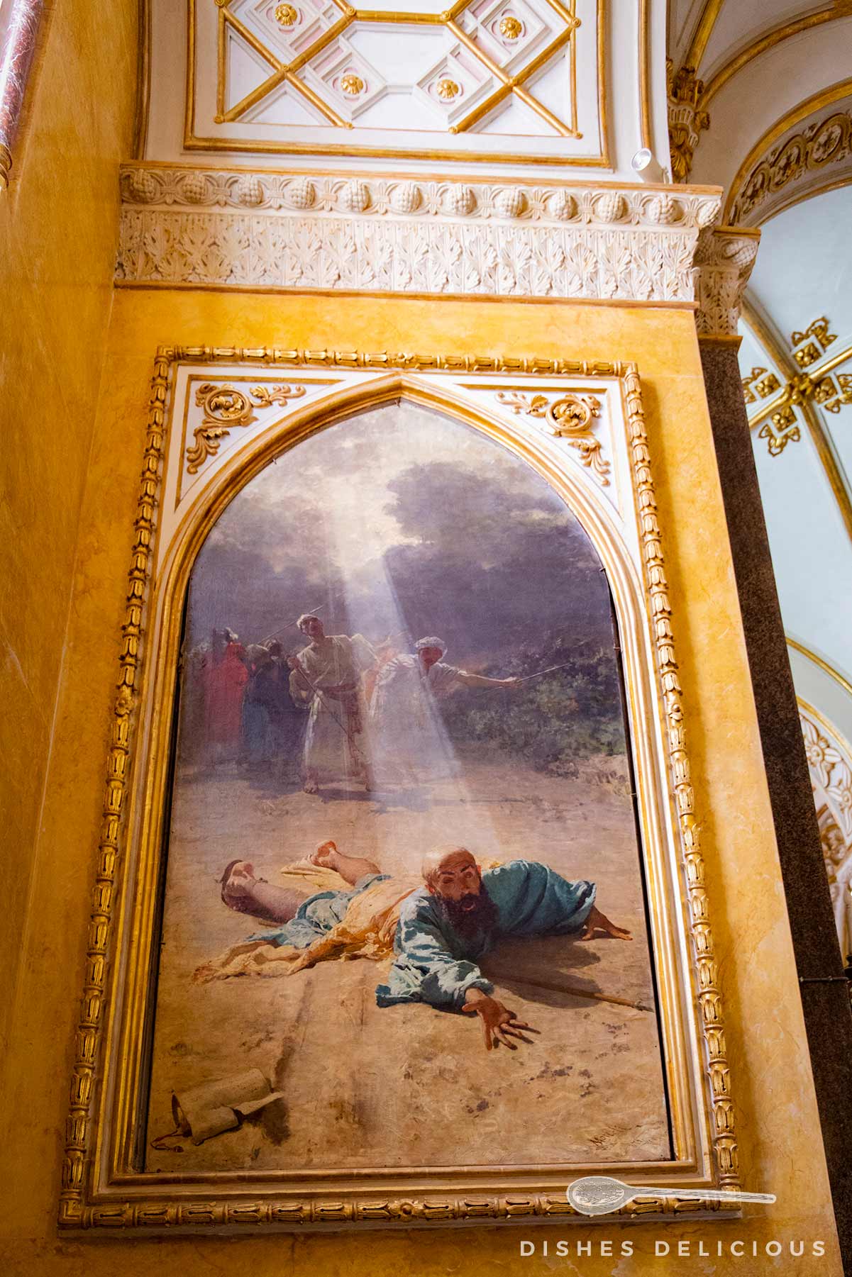 Gemälde in der Kathedrale, das den Heiligen Paolo auf dem Bauch am kahlen Boden liegend zeigt, während ein Sonnenstrahl auf ihn fällt.