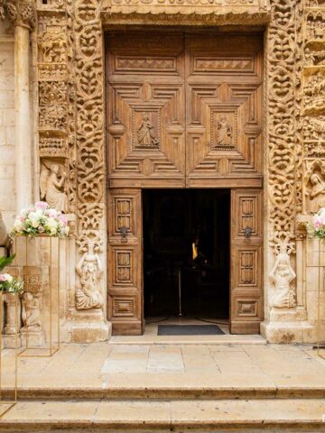 Eingang zur Kathedrale von Altamura, an jeder Seite wacht ein großer Löwe aus Stein.