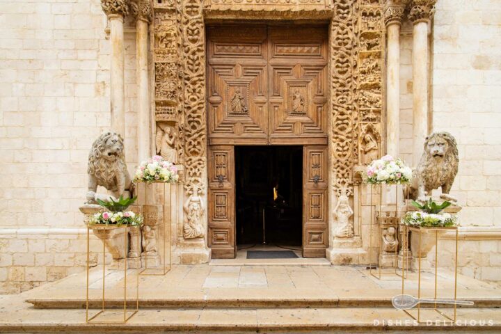 Eingang zur Kathedrale von Altamura, an jeder Seite wacht ein großer Löwe aus Stein.