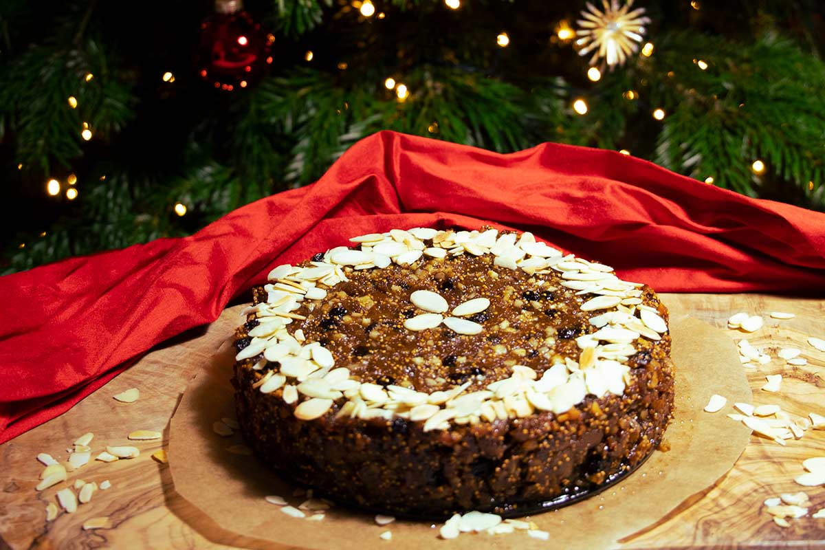 Der weihnachtliche Feigenkuchen Frustingo aus der italienischen Region Marken, dekoriert mit Mandelblättchen.