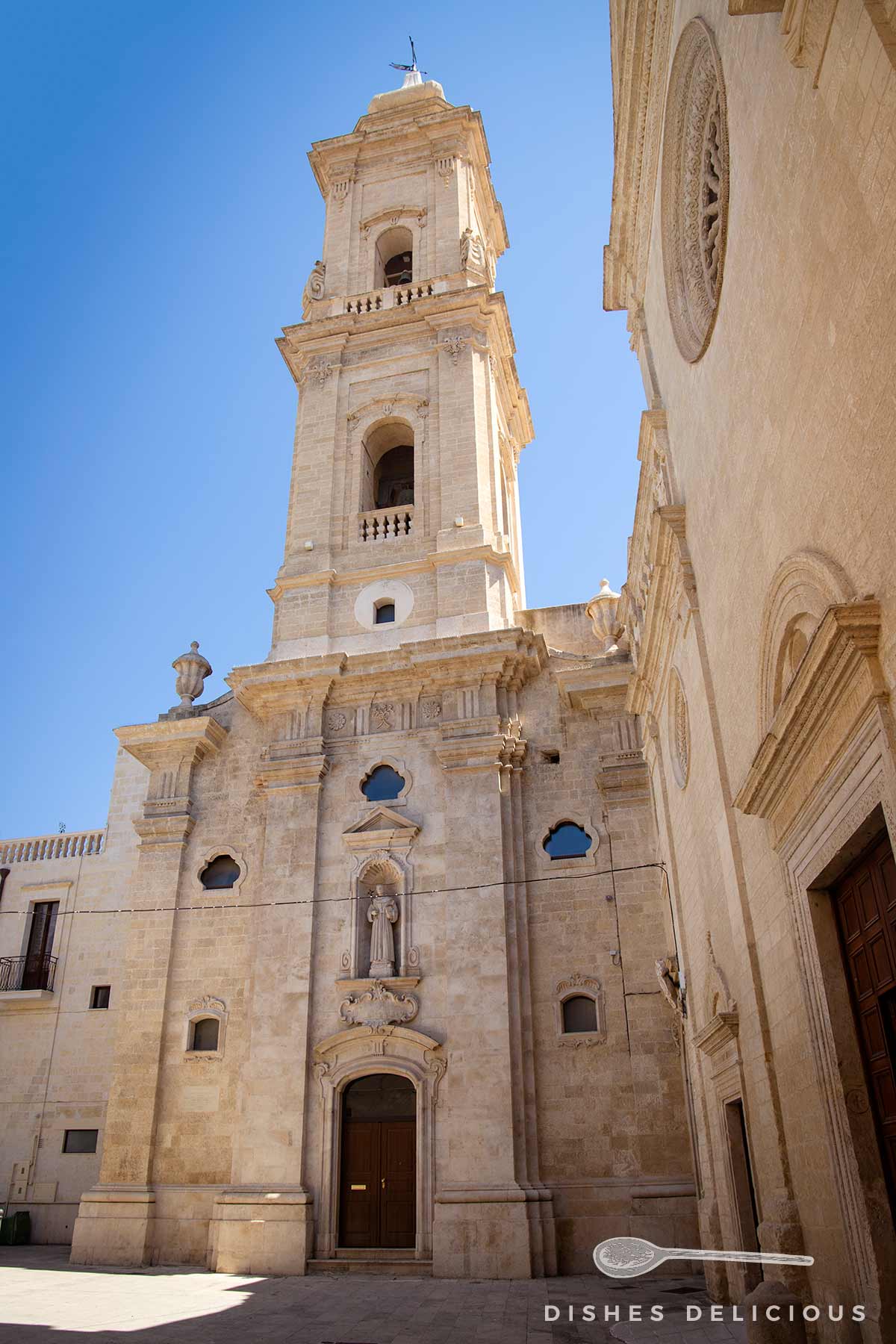 Kirche San Francesco mit zweigeschossigem Kirchturm.