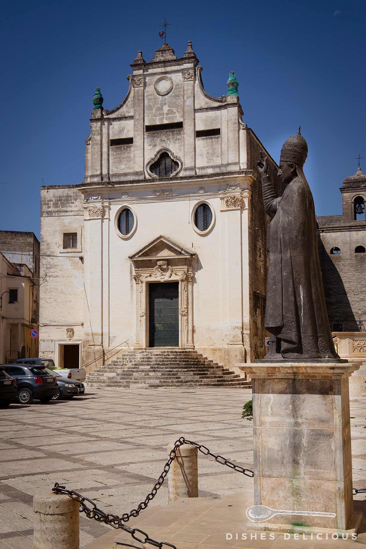 Statue des Papst Benedikt XIII, dahinter ist das Dominikanerkloster zu sehen.