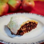 Ein Stück des umbrischen Apfelstrudels Rocciata, gefüllt mit einer Mischung aus kleingehackten Äpfeln, Nüssen und Kakao.