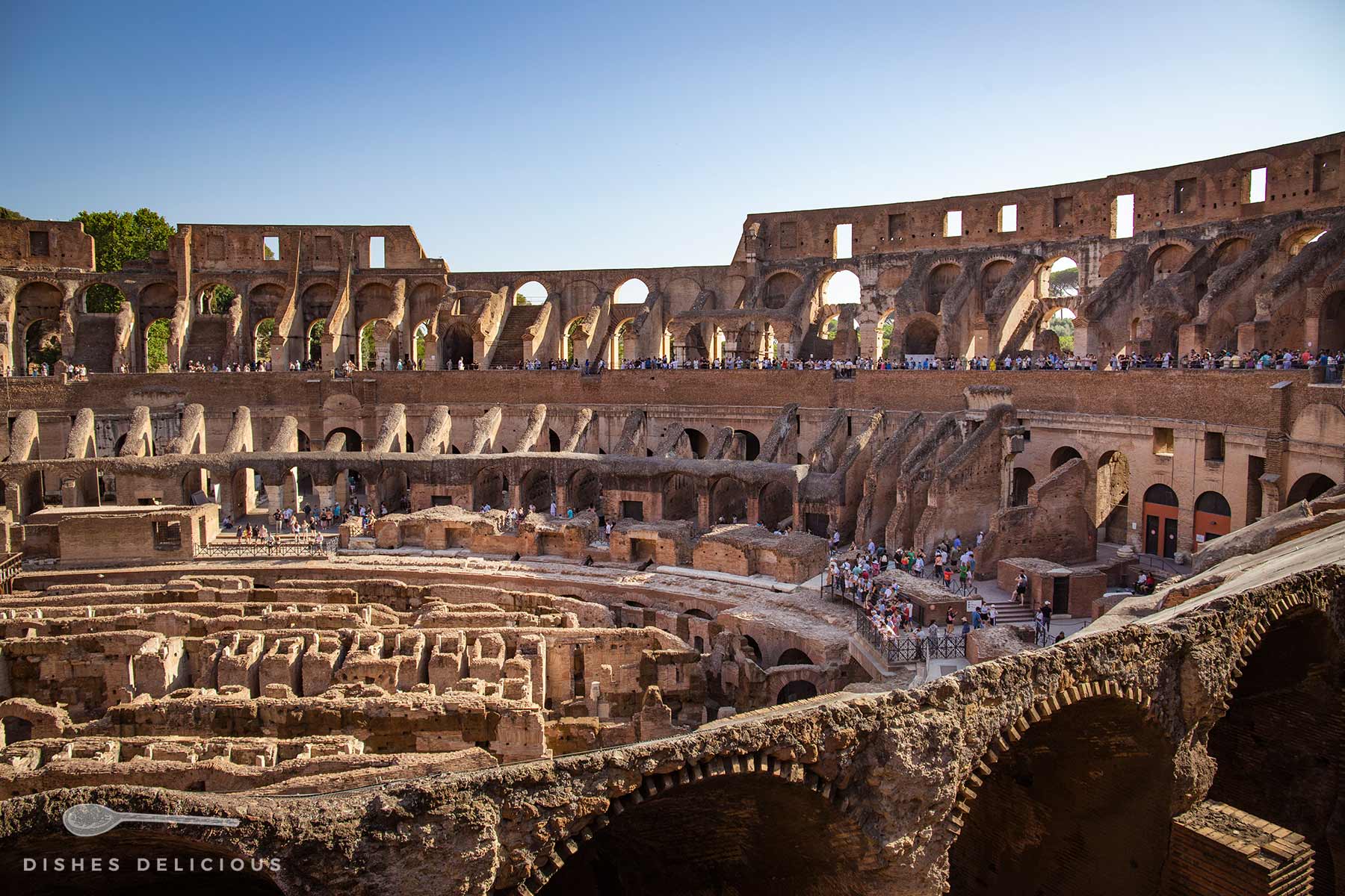 Roms Wahrzeichen: das Kolosseum. Touristen bestaunen im Inneren der Sehenswürdigkeit die Ruinen der Arena.