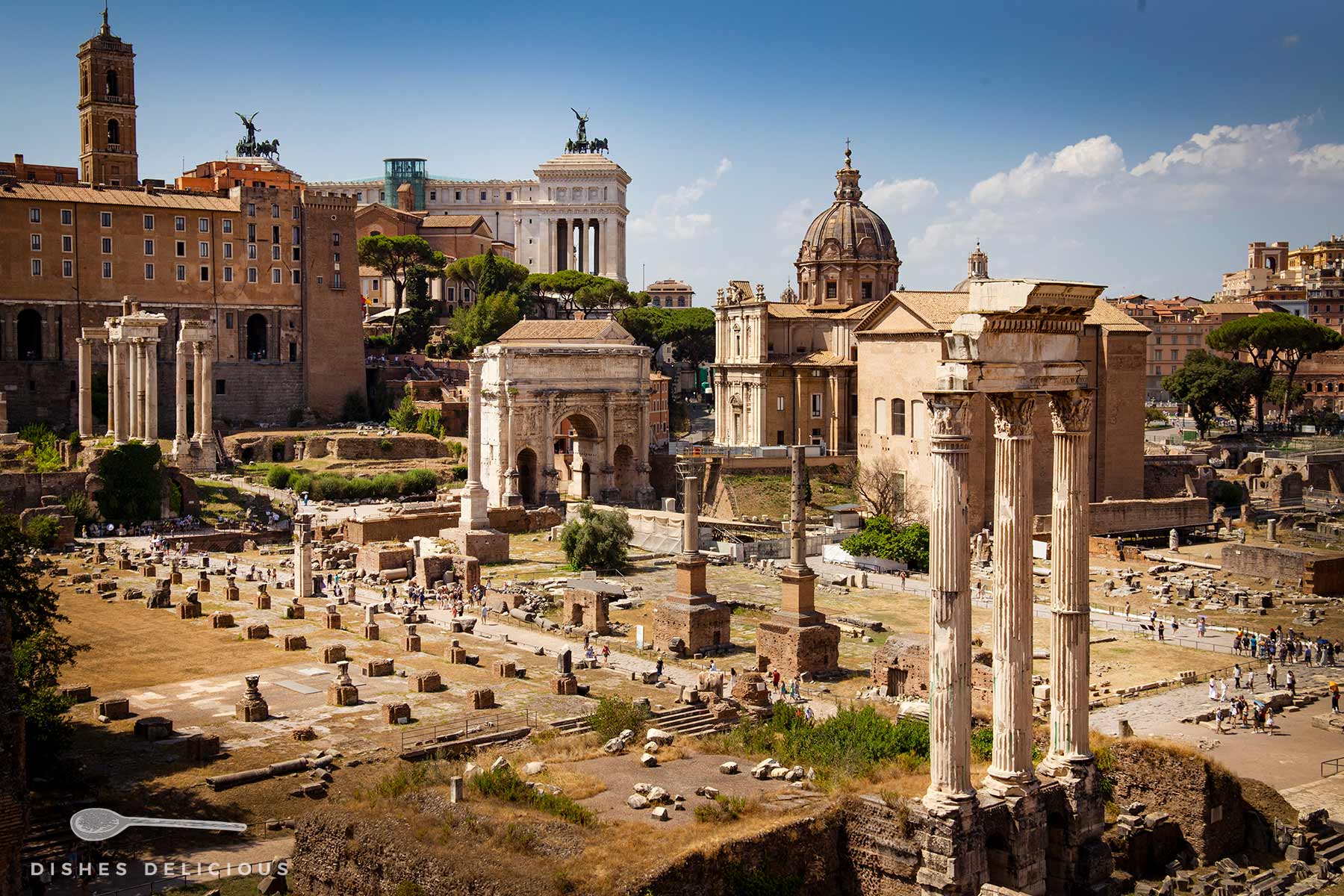 Die antiken Ruinen im Forum Romanum - eine der wichtigsten Sehenswürdigkeiten in Rom: Triumphbögen, Tempelreste und freistehende Säulen. Im Hintergrund die Kirche Santi Luca e Martina und das Vittoriano.