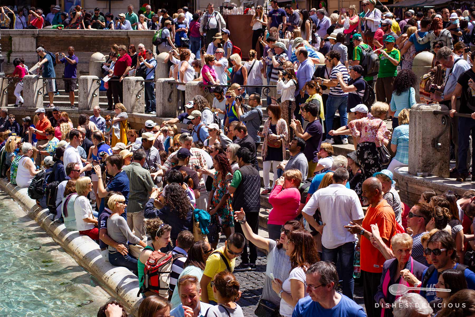 Unzählige Touristen stehen dicht an dicht auf den Treppen gegenüber des Trevi-Brunnens.