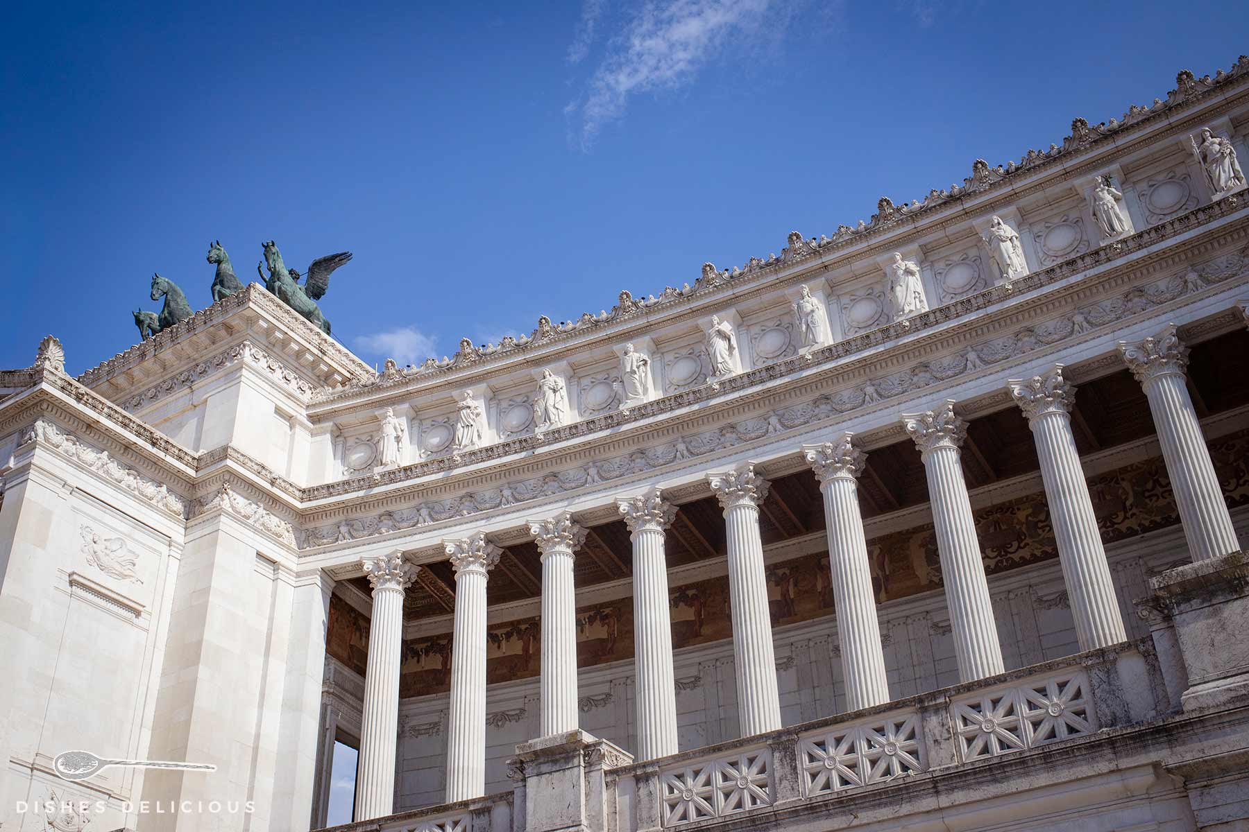 Der hohe Säulengang des Vittoriano-Denkmal.