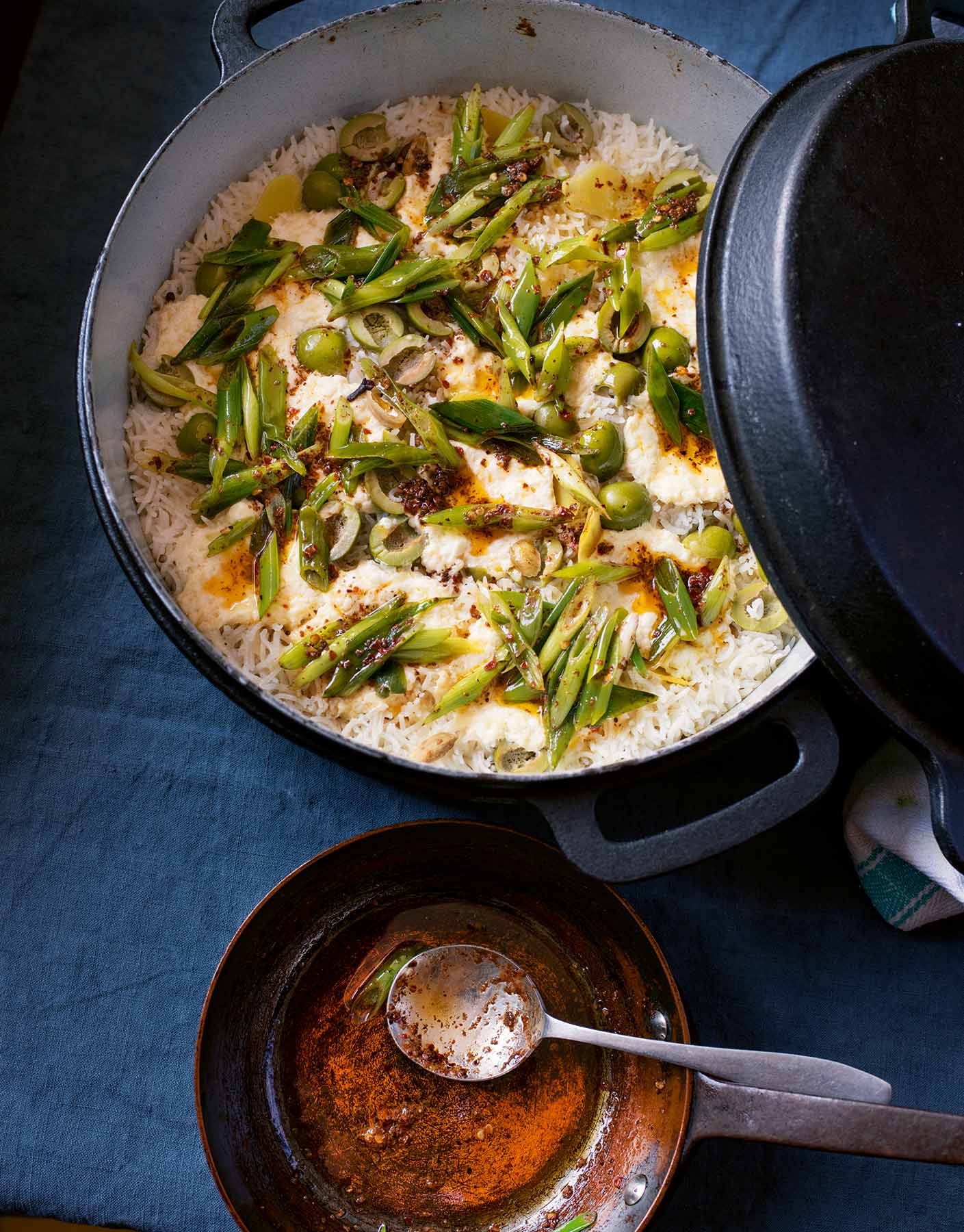 Eine Schmorpfanne mit gegartem Zitronenreis mit Käsebällchen nach Ottolenghi.