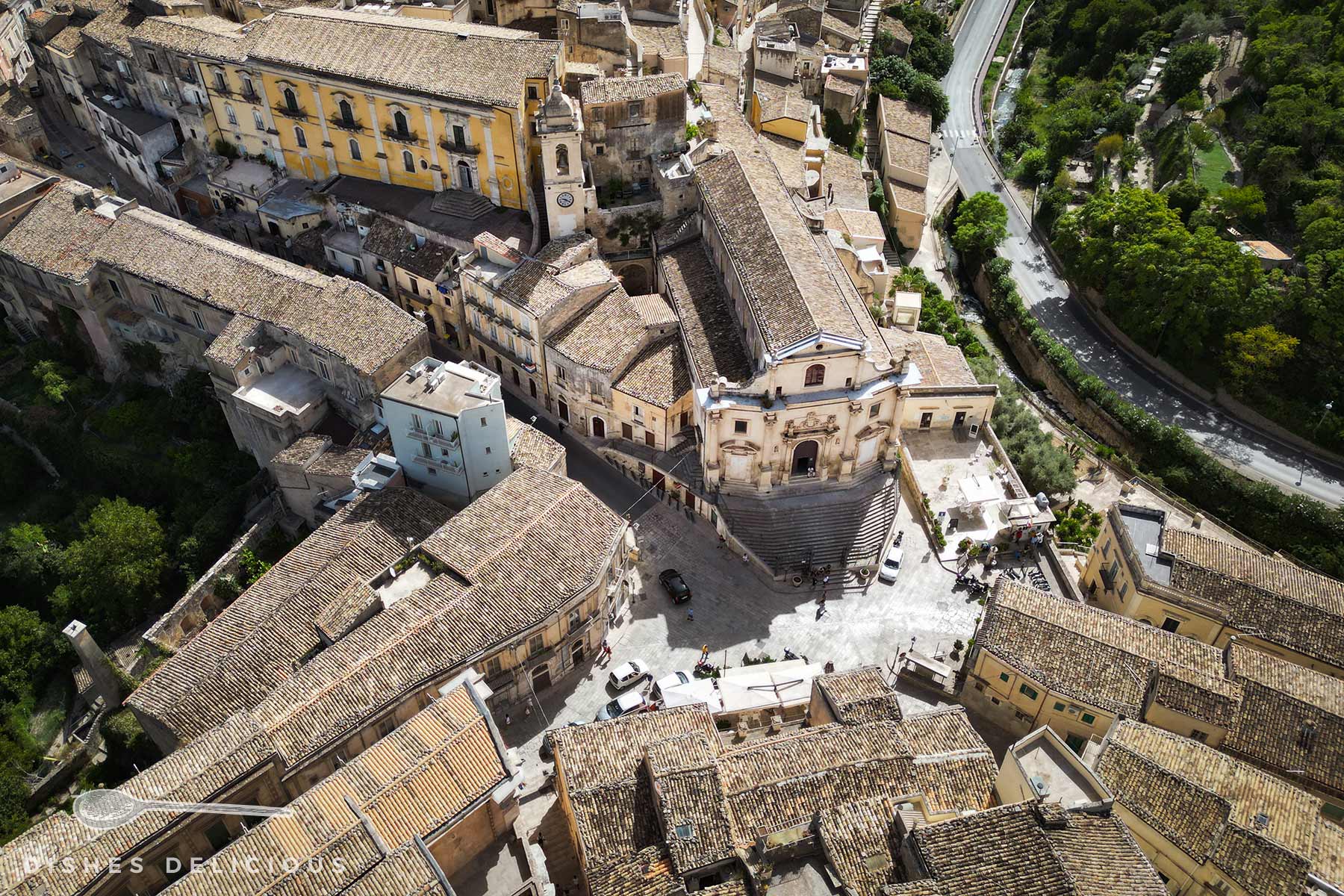 Kirche Anime del Purgatorio und die Piazza della Repubblica in Ragusa Ibla aus der Vogelperspektive.