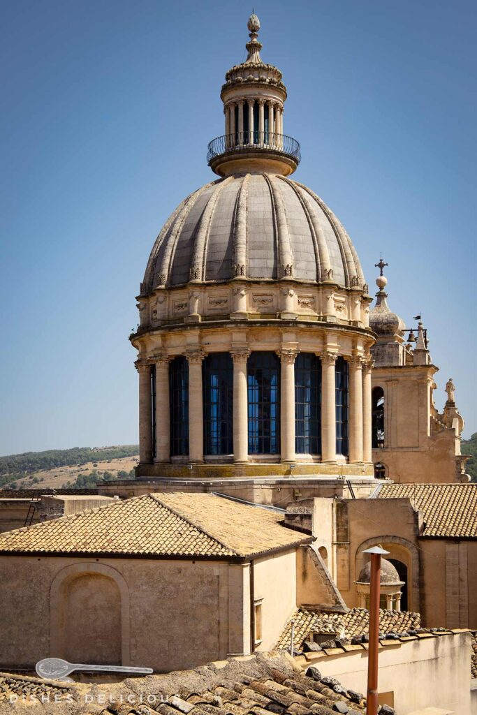 Säulengetragene Rundkuppel des Doms von Ragusa.