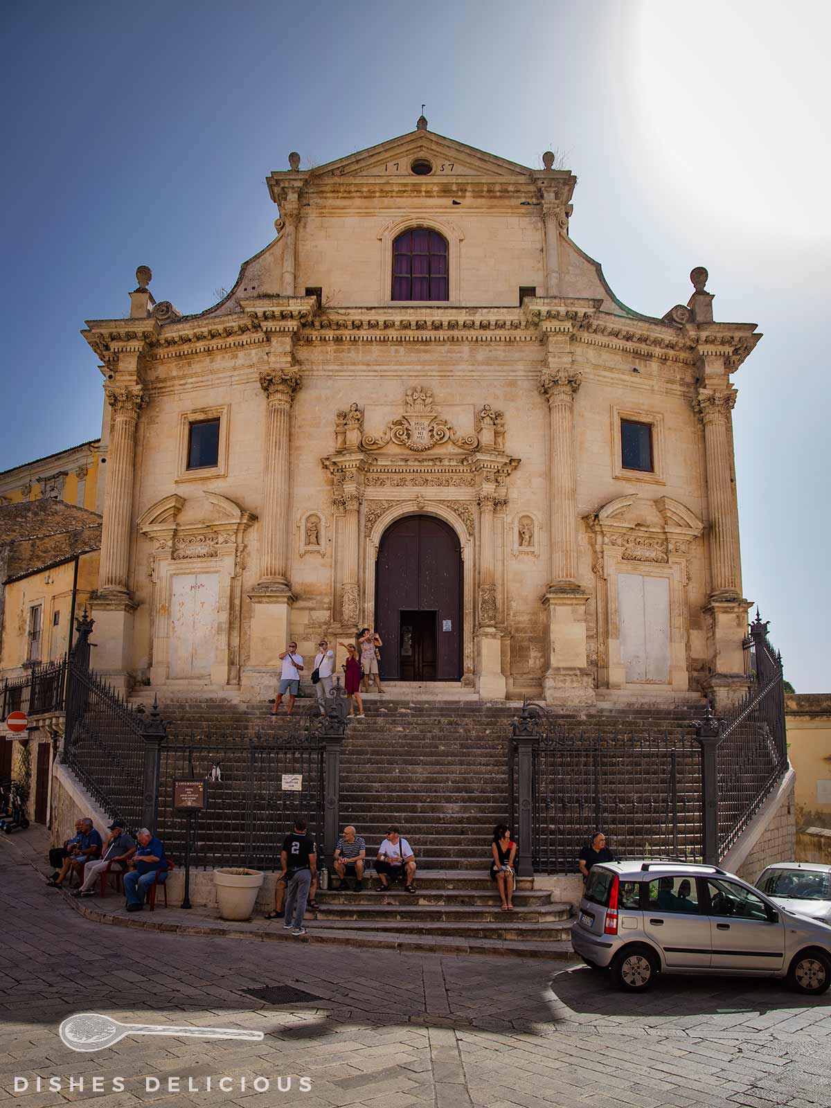 Barockkirche Anime del Purgatorio in Ragusa - eine Freitreppe führt hinauf zur Sehenswürdigkeit.