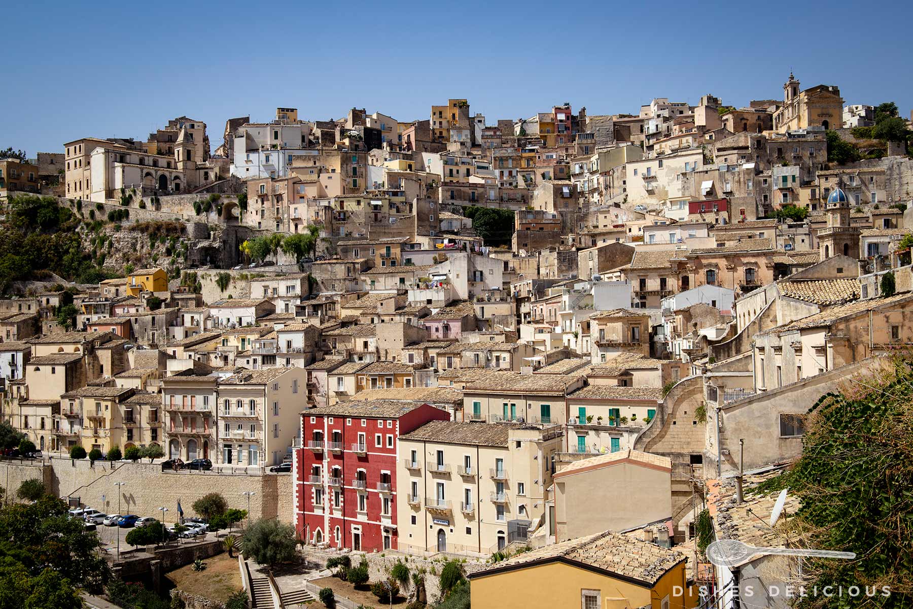 Häuser stapeln sich unübersichtlich übereinander auf dem Hügel von Ragusa Superiore.